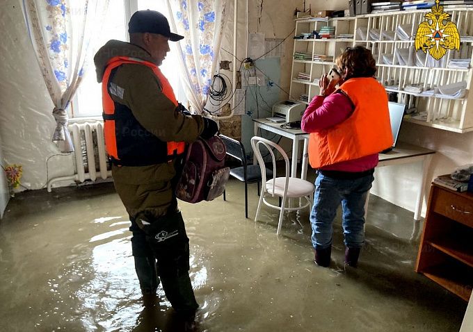 В Якутии из-за сильных дождей подтопило город Верхоянск. Людей эвакуируют