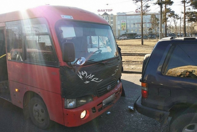 В Улан-Удэ автобус с пассажирами попал в ДТП (ФОТО)