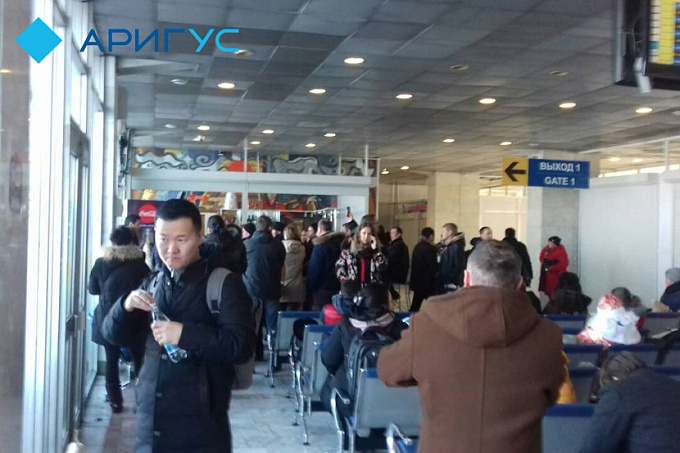 Около 200 пассажиров толпятся в аэропорту Улан-Удэ и не могут улететь в Москву 