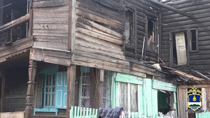 Полицейский спас три семьи из горящего дома в Улан-Удэ