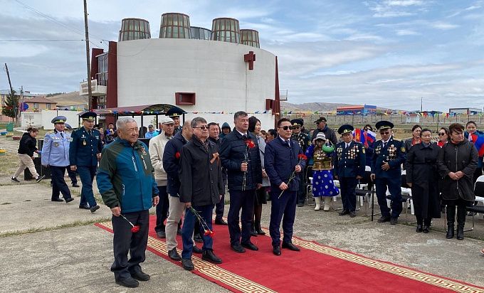 В пограничном сомоне возложили венки к мемориалу воинам Монголии, погибшим в годы ВОВ