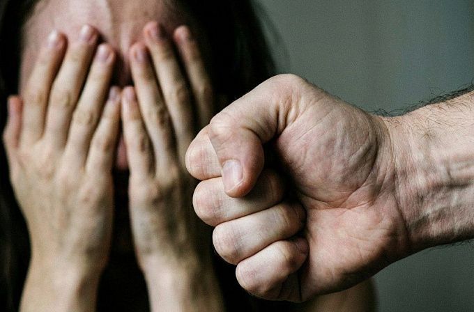 «Он же не всегда такой»: почему женщины годами терпят домашнее насилие 