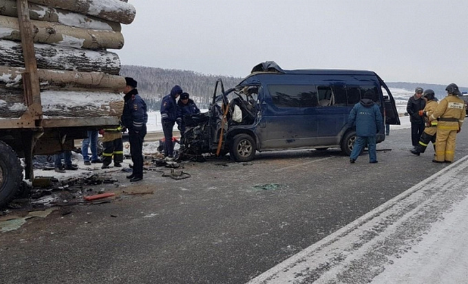 Четыре человека погибли в столкновении маршрутки с КамАЗом в Иркутской области