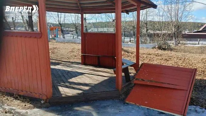 Неизвестные разгромили парк и памятник воинам ВОВ в селе Бурятии