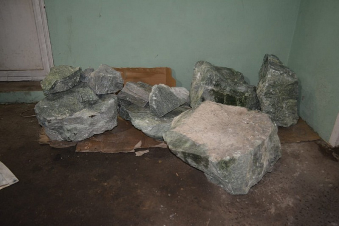 Житель Бурятии пытался незаконно перевезти почти 1,5 тонны нефрита