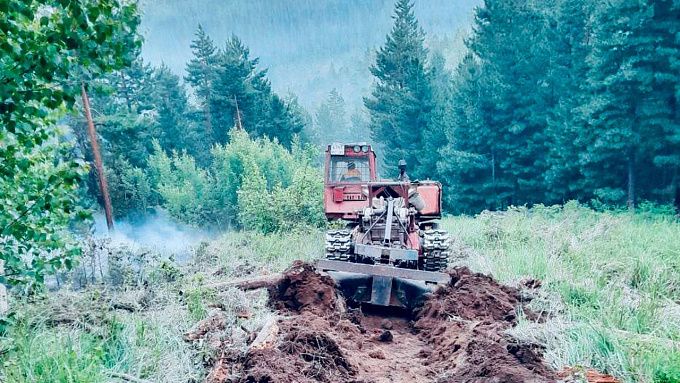 В Бурятии продолжают бороться с лесными пожарами