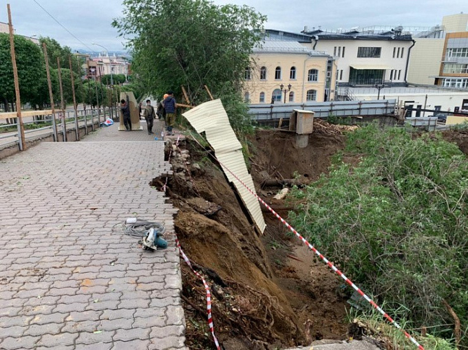 В центре Улан-Удэ из-за дождя обрушились стена и тротуар (ФОТО)