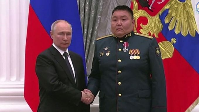 Путин вручил Орден Мужества военнослужащему из Бурятии