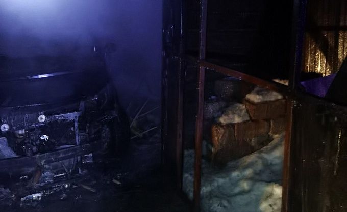 В Бурятии автомобиль сгорел в гараже