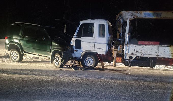 Микрогрузовик и внедорожник лоб в лоб столкнулись в районе Бурятии