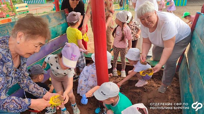 В центрах общения старшего поколения Бурятии отметили День защиты детей