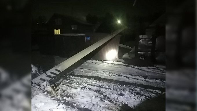 В Улан-Удэ автомобилист сбил электроопору