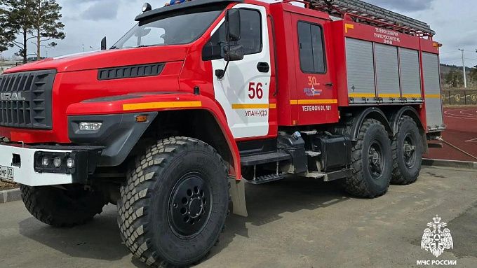 Здание и машина чуть не сгорели из-за вспыхнувшего мусора в Улан-Удэ