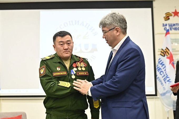 11 участникам СВО вручили медали «Благодарная Бурятия»