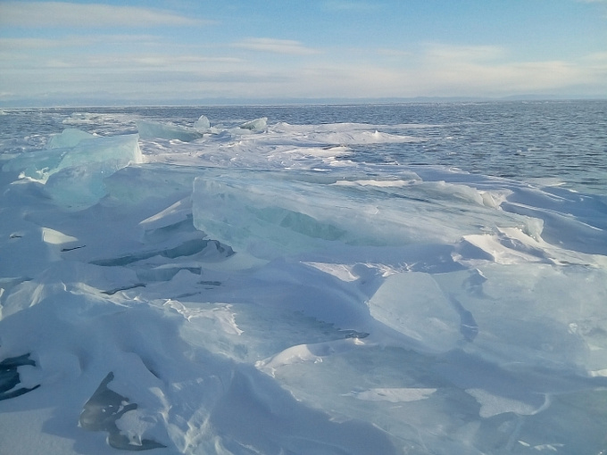 Из-за землетрясения и плюсовых температур выходить на лед Байкала смертельно опасно