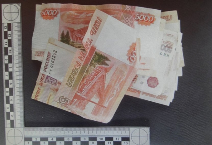 В Улан-Удэ у пенсионерки украли 400 тысяч рублей