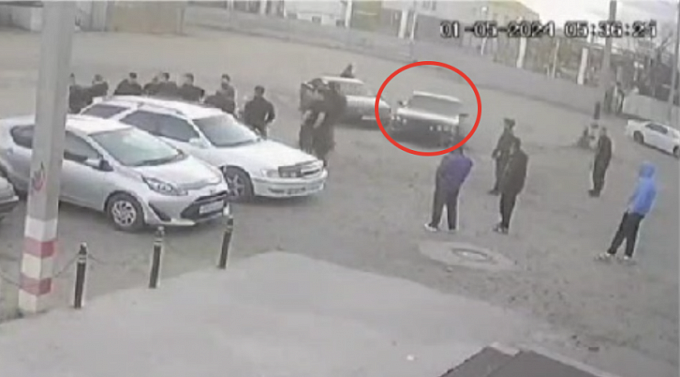 СК: Парень во время массовой драки въехал на машине в толпу людей и сбил своего приятеля