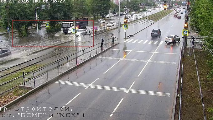 Лужи вновь затруднили передвижение по улицам Улан-Удэ