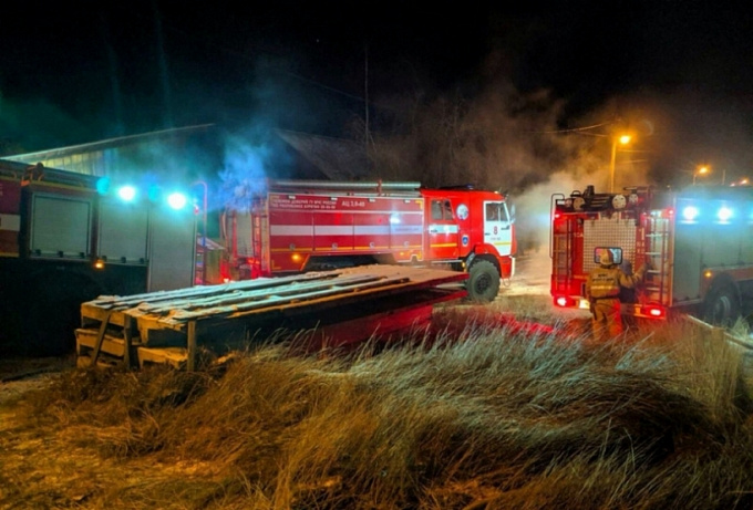 20 пожарных тушили крупное возгорание в Улан-Удэ (ФОТО)