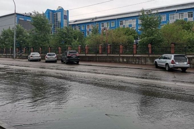 В Улан-Удэ вторые сутки борются с последствиями дождя