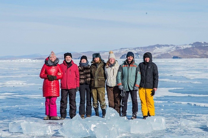 Творческая группа из Москвы создает на Байкале арт-объекты изо льда (ФОТО)