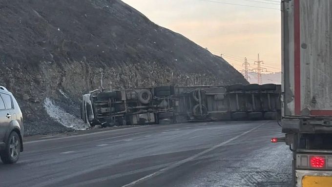 Фура перевернулась в пригороде Улан-Удэ