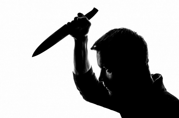 Жительница Бурятии застала у себя дома грабителя с ножом
