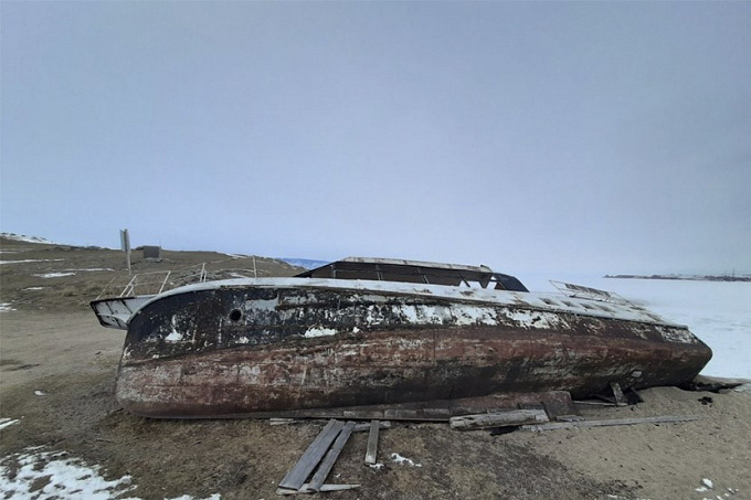 Разрушенное судно угрожает экологии Байкала