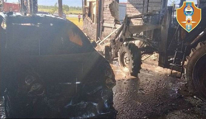 Пожар уничтожил автомобиль и повредил трактор в районе Бурятии