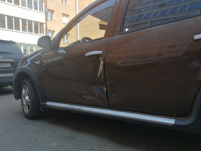 «Пытался выехать со двора». В Улан-Удэ нетрезвый водитель повредил сразу шесть автомобилей
