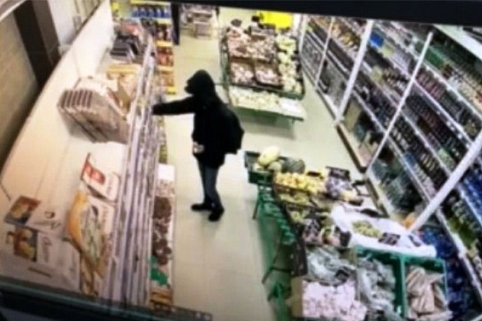 В Улан-Удэ подросток с рюкзаком, набитым «травкой», украл шоколадки