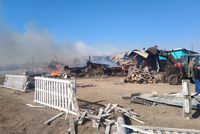 В Бурятии огонь уничтожил сельский клуб и библиотеку (ФОТО) 