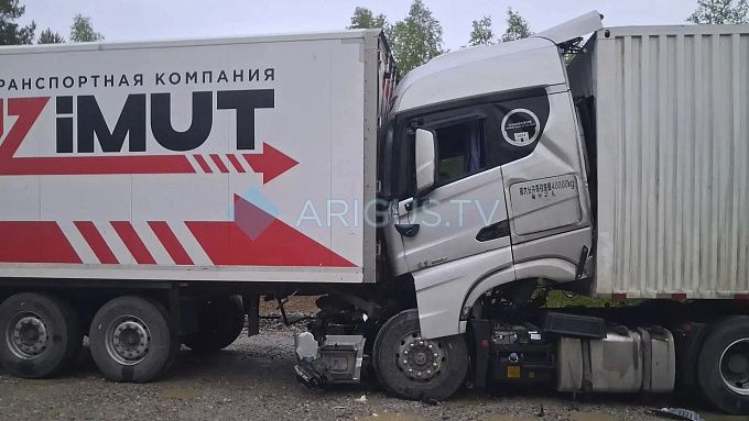 Две фуры столкнулись на федеральной трассе в Бурятии
