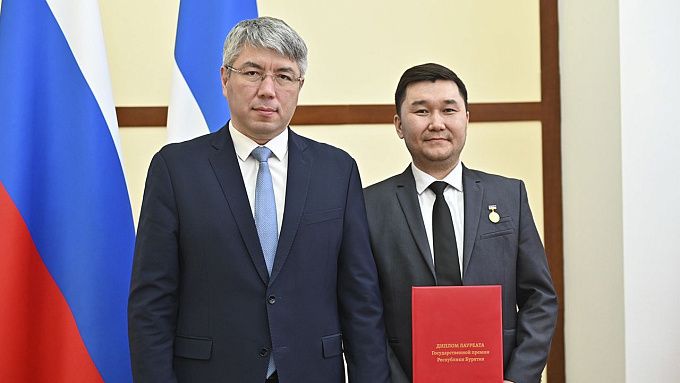 Лауреатов госпремий наградили в правительстве Бурятии