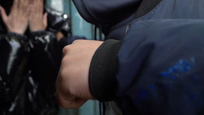 В Бурятии пьяный мужчина избил молодую пару за то, что они громко разговаривали