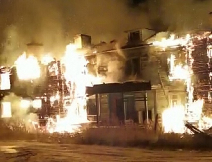 В Бурятии дотла сгорел старый многоквартирный дом