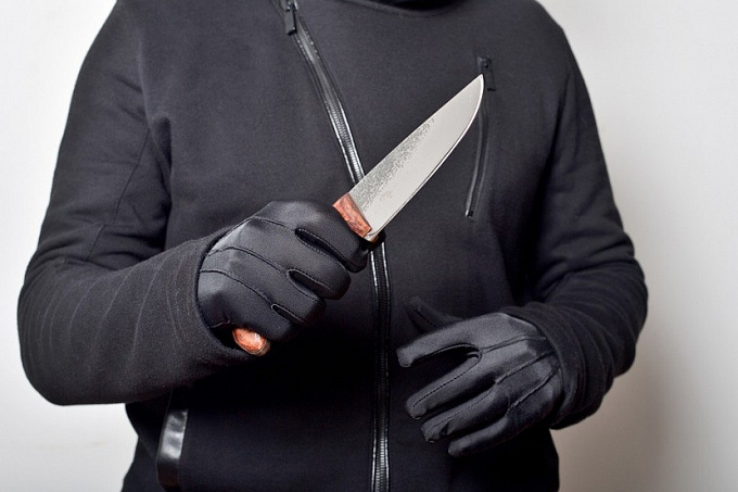 В Улан-Удэ мужчина напал на автовладелицу с ножом