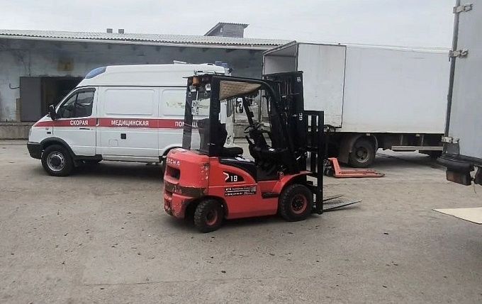 Погрузчик наехал на мужчину на торговой базе в Улан-Удэ