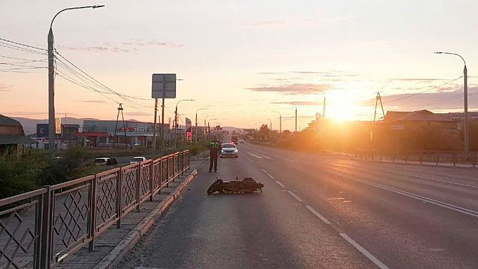 В Улан-Удэ мотоциклист пострадал в аварии. Его личность устанавливают 