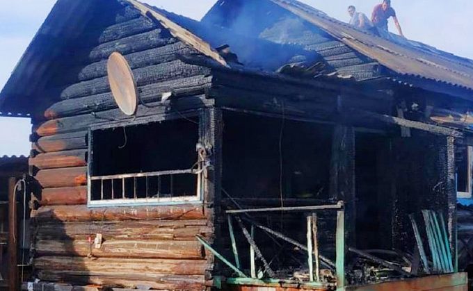 Житель Бурятии спас детей из горящего дома, вытащив их через окно
