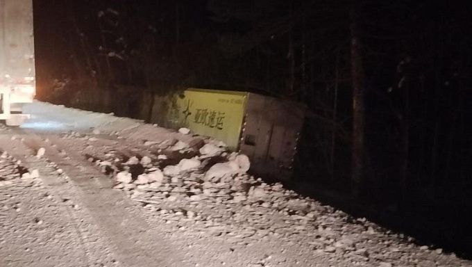 Китайский дальнобойщик заснул за рулем на федеральной трассе в Бурятии