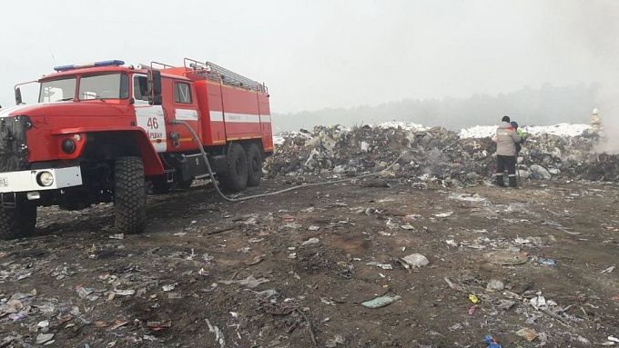 В Бурятии спустя почти четверо суток потушили огонь на мусорном полигоне