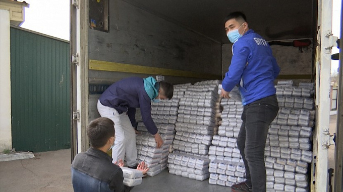 В Улан-Удэ инкогнито передал волонтерам почти 20 тонн крупы