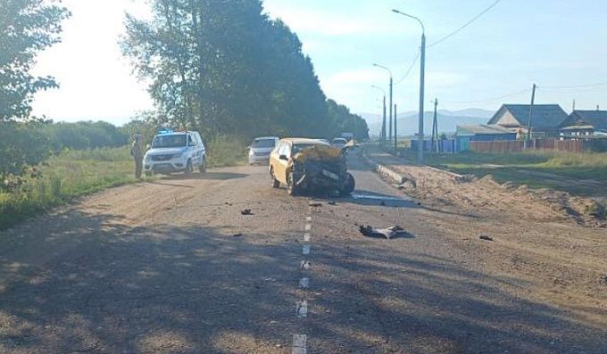 В Бурятии легковушке снесло капот после ДТП с трактором