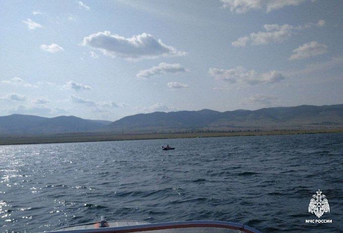 Женщину с ребенком спасли на озере в Бурятии