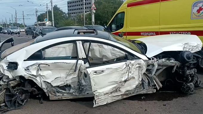 В Улан-Удэ горе-автомобилист въехал в электроопору и повредил шесть машин