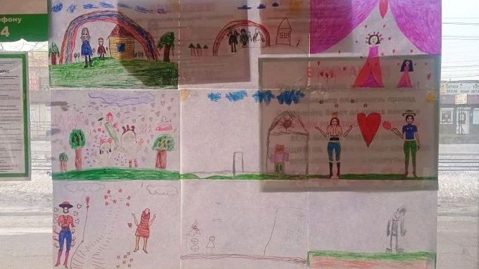 Выставку детских рисунков провели в автобусе в Улан-Удэ