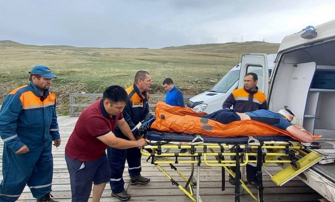 На Байкале турист рухнул с 7-метрового обрыва, делая фото