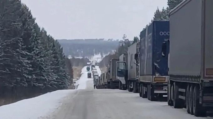 Движение для большегрузов ограничили на трассе «Байкал»