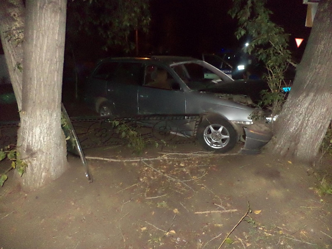 В Улан-Удэ пьяный водитель с ребенком в машине врезался в дерево 